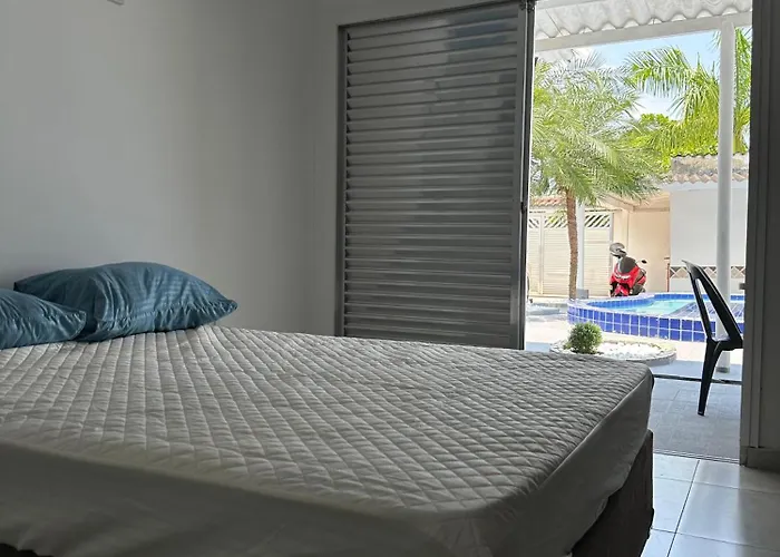 Casa Temporada 02 Dormitorios Com Ar Condicionado E Piscina Guaruja