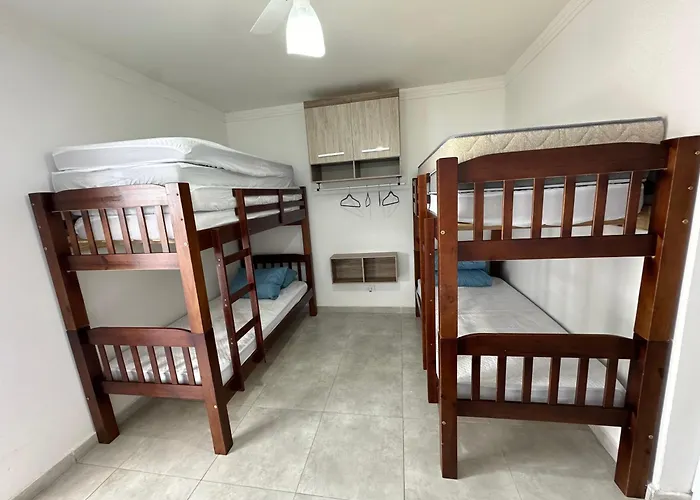 Casa Temporada 02 Dormitorios Com Ar Condicionado E Piscina Guaruja